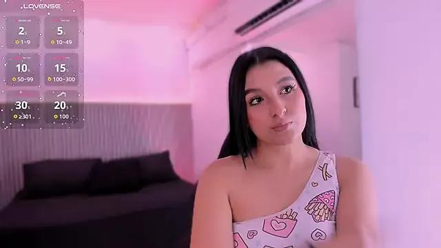 Discover our girls online shows and discover the company of countless livestreamers, with stunning shapes, sex toys and more.