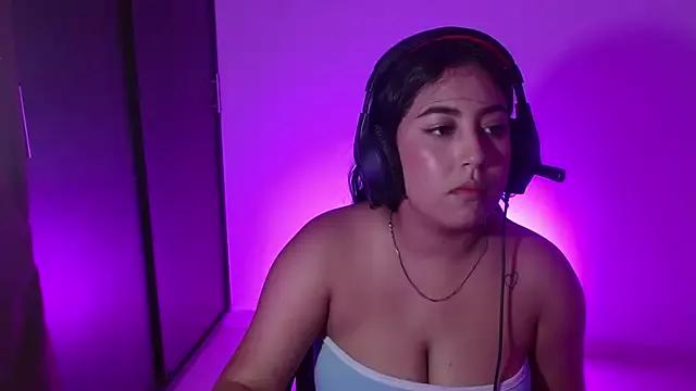 Discover our girls online shows and discover the company of countless livestreamers, with stunning shapes, sex toys and more.