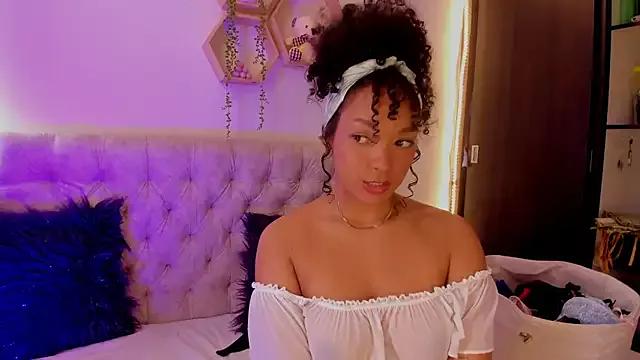 Discover our girls online shows and discover the company of countless livestreamers, with stunning shapes, sex toys and more.