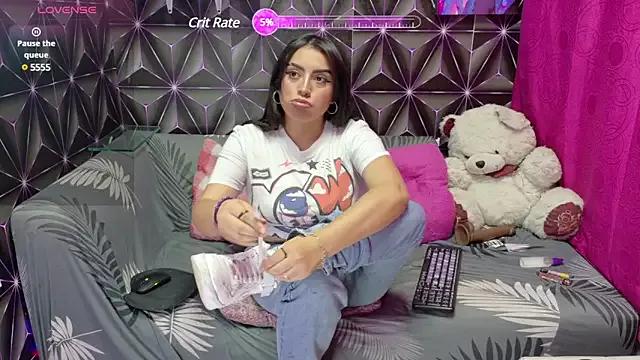 Discover our girls online shows and discover the company of countless livestreamers, with stunning shapes, sex toys and more.