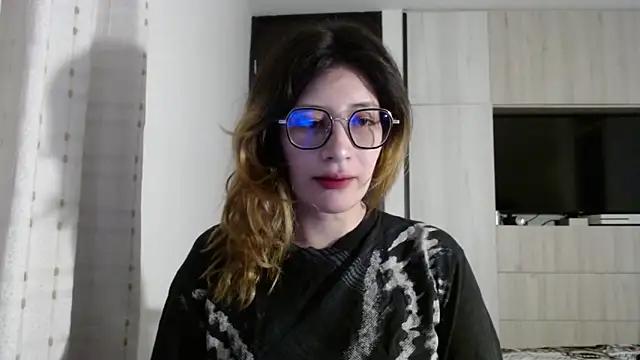 Discover our girls online shows and discover the company of countless livestreamers, with stunning shapes, sex toys and more.