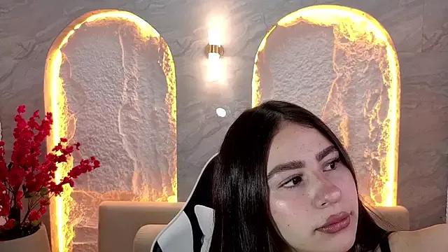 Discover our girls online shows and discover the company of countless livestreamers, with stunning shapes, sex toys and more.