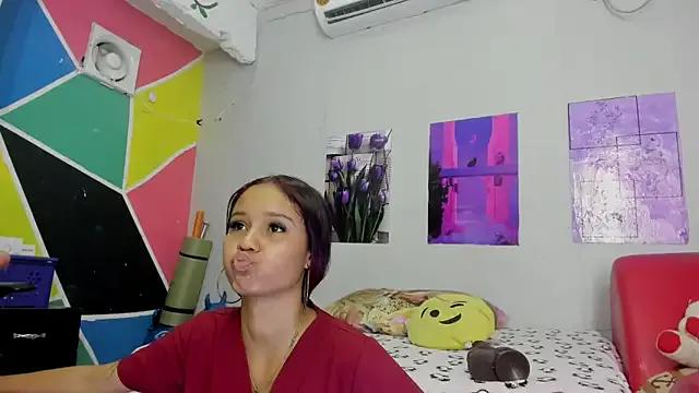 Discover our girls online shows and discover the company of countless livestreamers, with stunning shapes, sex toys and more.