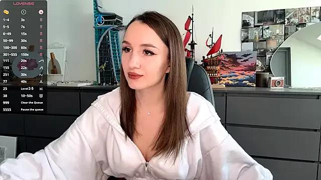 Discover our girls online shows and discover the company of countless livestreamers, with stunning shapes, sex toys and more.