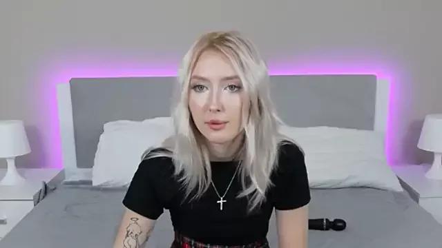 MarianeSun from StripChat is Freechat