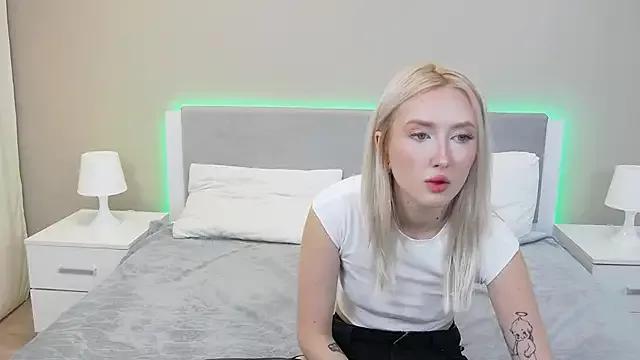 MarianeSun from StripChat is Freechat