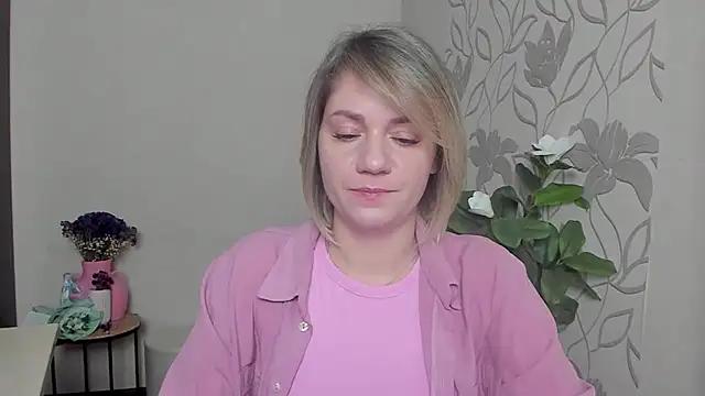 Discover our girls online shows and discover the company of countless livestreamers, with stunning shapes, sex toys and more.