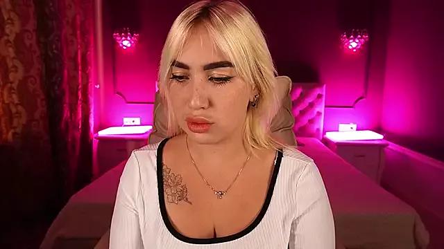 Discover our girls online shows and discover the company of countless livestreamers, with stunning shapes, sex toys and more.