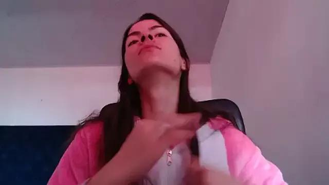Discover our girls online shows and discover the company of countless livestreamers, with stunning shapes, sex toys and more.