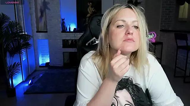 MariemLui from StripChat is Freechat