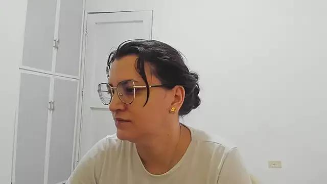 Discover our girls online shows and discover the company of countless livestreamers, with stunning shapes, sex toys and more.
