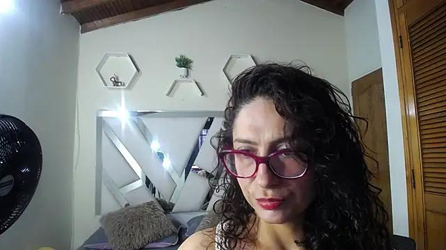 Discover our girls online shows and discover the company of countless livestreamers, with stunning shapes, sex toys and more.
