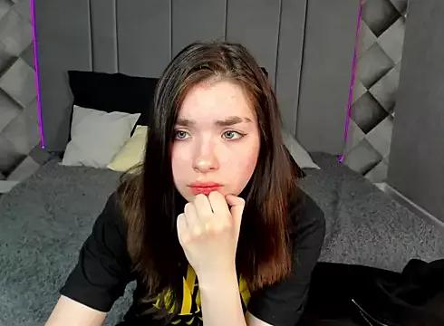 Discover our girls online shows and discover the company of countless livestreamers, with stunning shapes, sex toys and more.