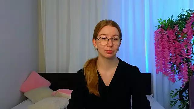 Discover our girls online shows and discover the company of countless livestreamers, with stunning shapes, sex toys and more.