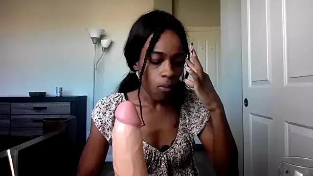 Marlowlovee from StripChat is Freechat