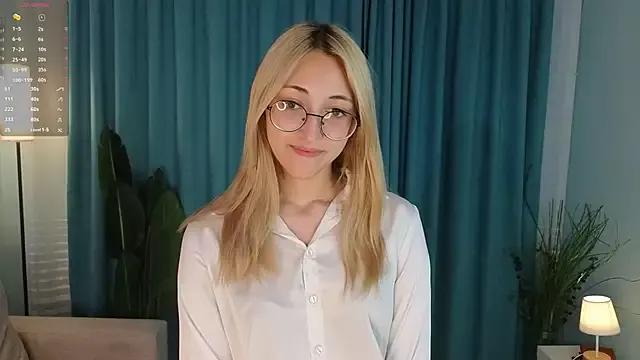 Discover our girls online shows and discover the company of countless livestreamers, with stunning shapes, sex toys and more.