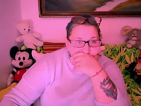 Discover our girls online shows and discover the company of countless livestreamers, with stunning shapes, sex toys and more.