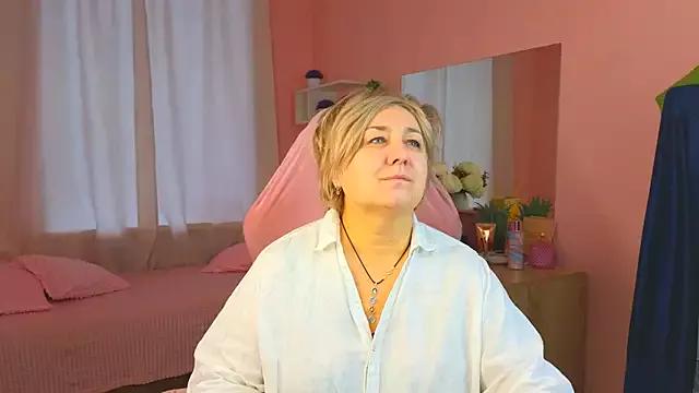 Discover our girls online shows and discover the company of countless livestreamers, with stunning shapes, sex toys and more.