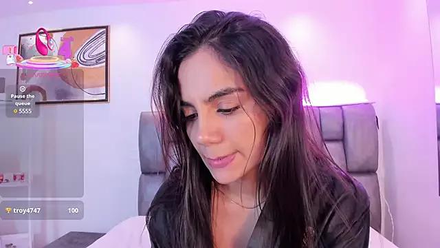Discover our girls online shows and discover the company of countless livestreamers, with stunning shapes, sex toys and more.