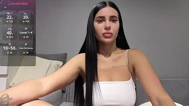 Discover our girls online shows and discover the company of countless livestreamers, with stunning shapes, sex toys and more.