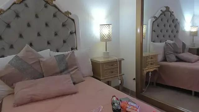 Discover our girls online shows and discover the company of countless livestreamers, with stunning shapes, sex toys and more.