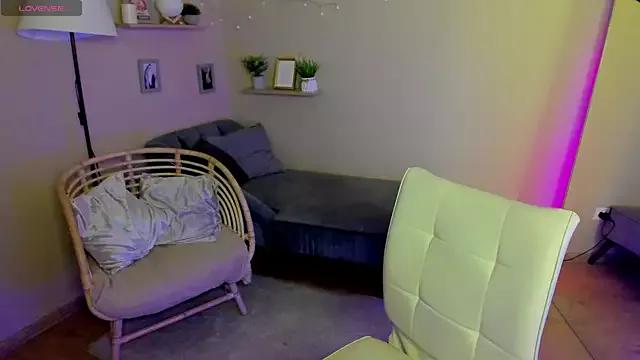 Discover our girls online shows and discover the company of countless livestreamers, with stunning shapes, sex toys and more.