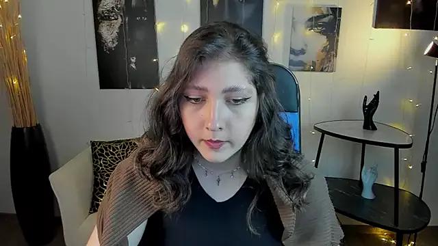 Discover our girls online shows and discover the company of countless livestreamers, with stunning shapes, sex toys and more.