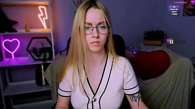 Discover our girls online shows and discover the company of countless livestreamers, with stunning shapes, sex toys and more.
