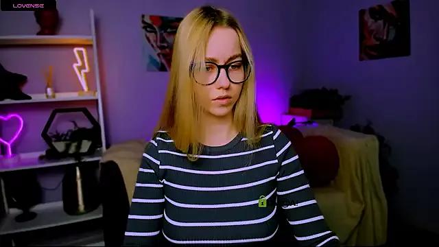 Discover our girls online shows and discover the company of countless livestreamers, with stunning shapes, sex toys and more.