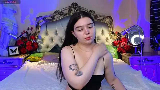 Discover our girls online shows and discover the company of countless livestreamers, with stunning shapes, sex toys and more.