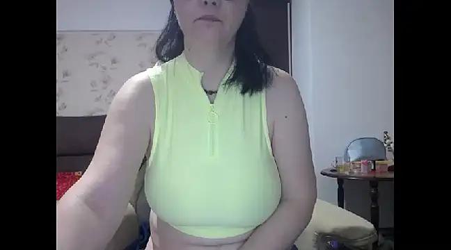 Discover our girls online shows and discover the company of countless livestreamers, with stunning shapes, sex toys and more.