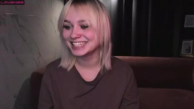 Discover our girls online shows and discover the company of countless livestreamers, with stunning shapes, sex toys and more.