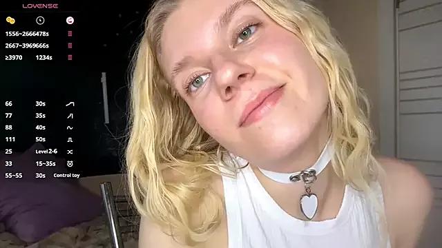 Discover our girls online shows and discover the company of countless livestreamers, with stunning shapes, sex toys and more.