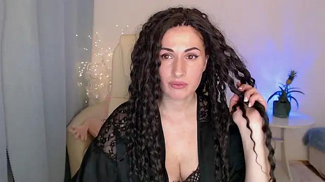 Discover our girls online shows and discover the company of countless livestreamers, with stunning shapes, sex toys and more.