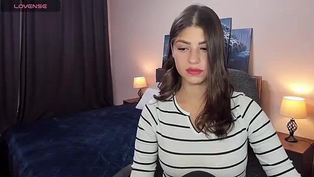 Discover our girls online shows and discover the company of countless livestreamers, with stunning shapes, sex toys and more.