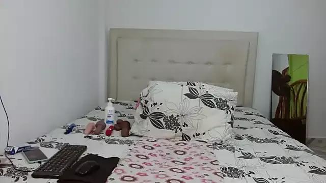 Discover our girls online shows and discover the company of countless livestreamers, with stunning shapes, sex toys and more.