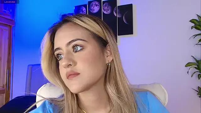 Discover our girls online shows and discover the company of countless livestreamers, with stunning shapes, sex toys and more.