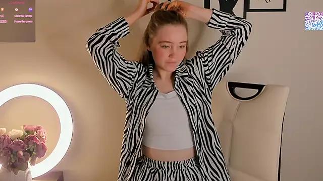 Discover our girls online shows and discover the company of countless livestreamers, with stunning shapes, sex toys and more.