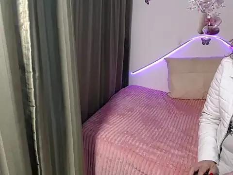 Discover our girls online shows and discover the company of countless livestreamers, with stunning shapes, sex toys and more.
