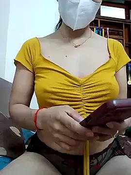 Discover our girls online shows and discover the company of countless livestreamers, with stunning shapes, sex toys and more.