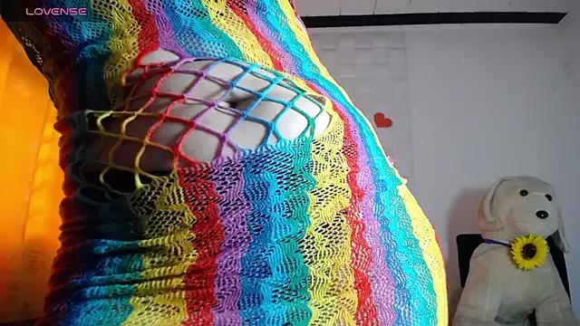 Discover our girls online shows and discover the company of countless livestreamers, with stunning shapes, sex toys and more.