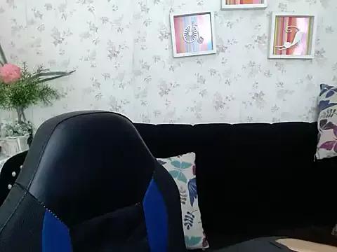 Discover our girls online shows and discover the company of countless livestreamers, with stunning shapes, sex toys and more.