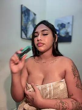Discover our girls online shows and discover the company of countless livestreamers, with stunning shapes, sex toys and more.