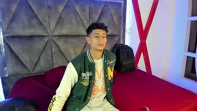 Maximo_Romano from StripChat is Freechat