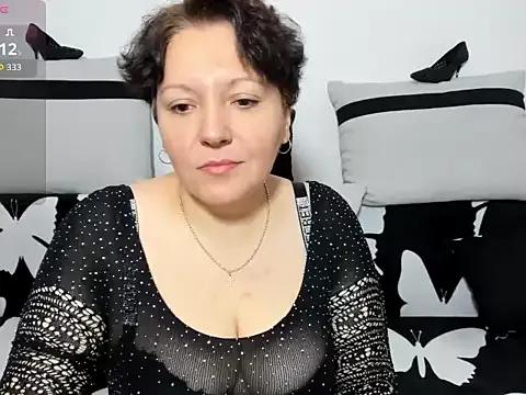 Discover our girls online shows and discover the company of countless livestreamers, with stunning shapes, sex toys and more.