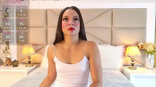 Discover our girls online shows and discover the company of countless livestreamers, with stunning shapes, sex toys and more.