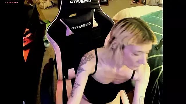 Discover our girls online shows and discover the company of countless livestreamers, with stunning shapes, sex toys and more.