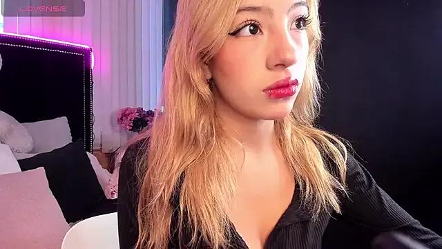 Discover our girls online shows and discover the company of countless livestreamers, with stunning shapes, sex toys and more.