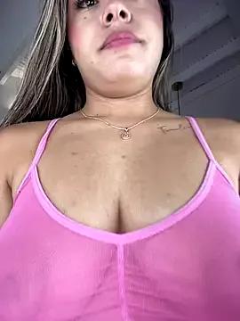 Discover our girls online shows and discover the company of countless livestreamers, with stunning shapes, sex toys and more.
