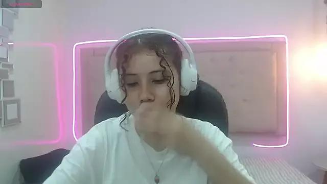 Discover our girls online shows and discover the company of countless livestreamers, with stunning shapes, sex toys and more.